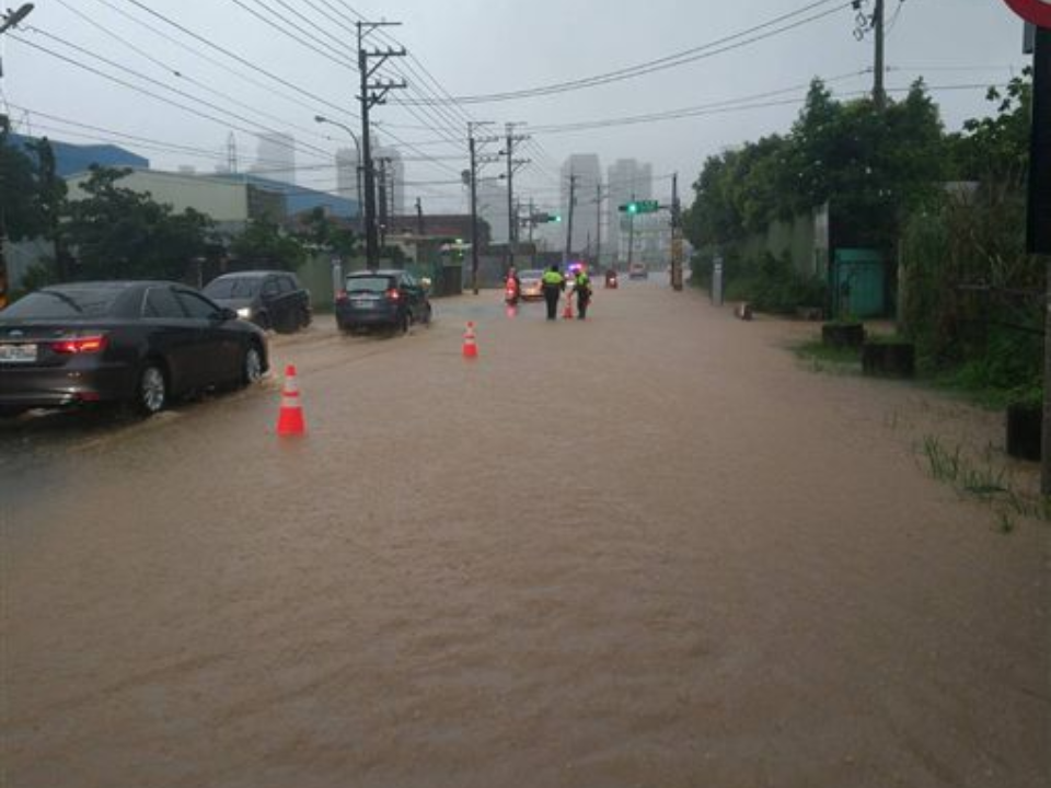 桃園八德淹40cm 台鐵雙線中斷