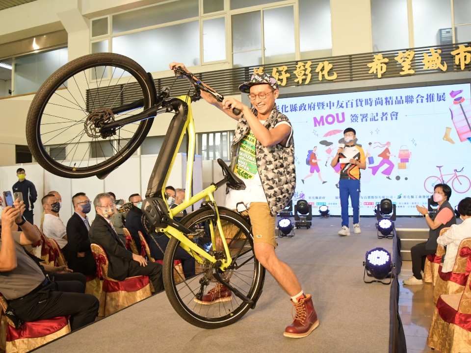 彰縣攜手中友百貨簽署MOU 推動在地流行時尚產業邁向國際