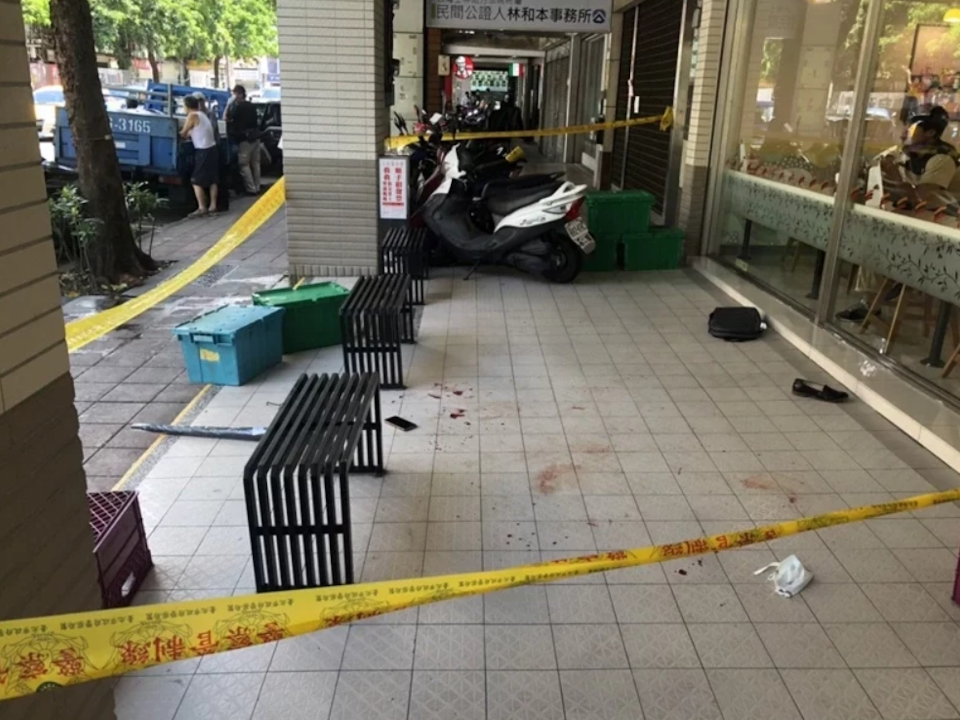 南港當街遭砍！女浴血向店家求救