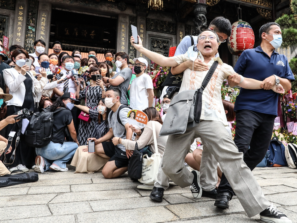 龍山寺陳抗男為何找陳時中？ 找蔣萬安4次未果 找柯P被警架走