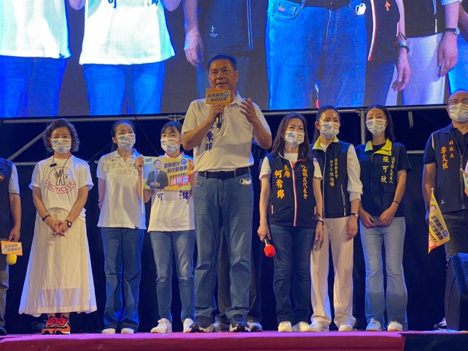 苗藍營分裂縣長選邊站？鍾東錦晚會吸萬人參加