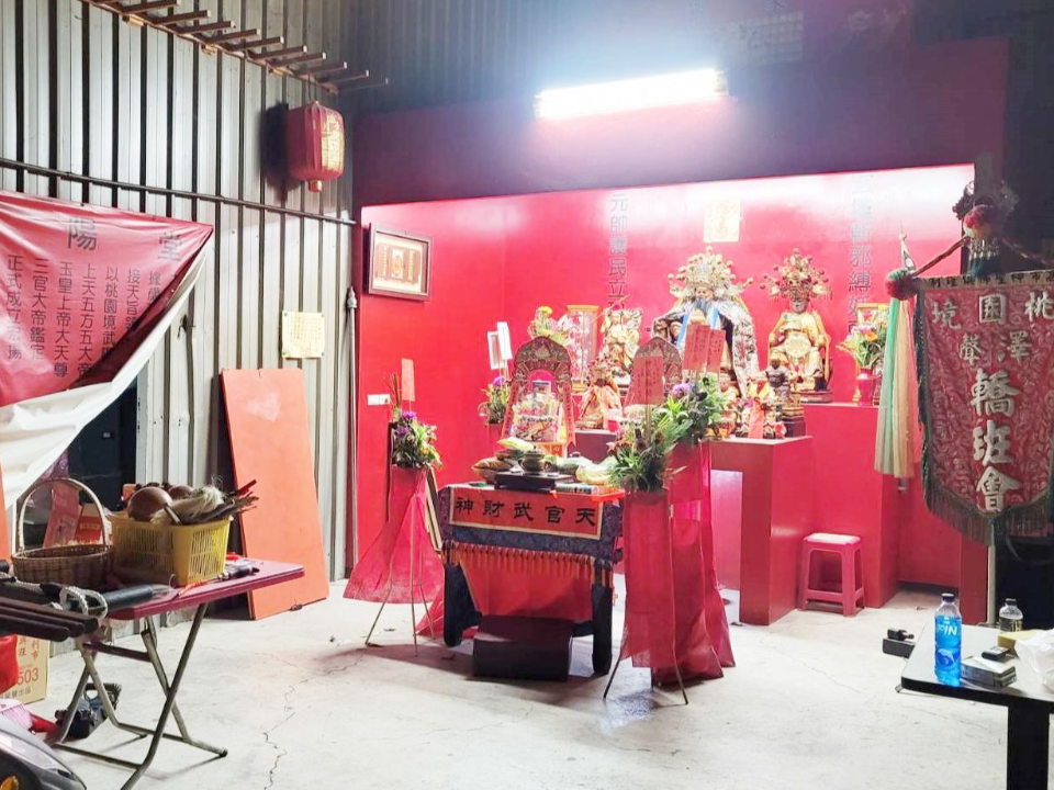 宮廟成天九牌賭場！前面拜佛後面下注