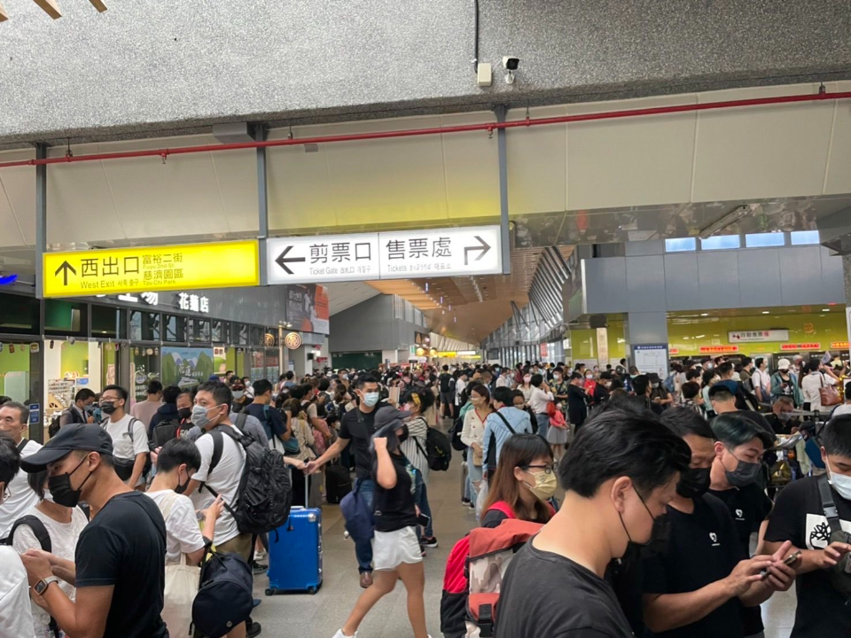 台鐵花東線停駛！花蓮火車站擠滿人潮