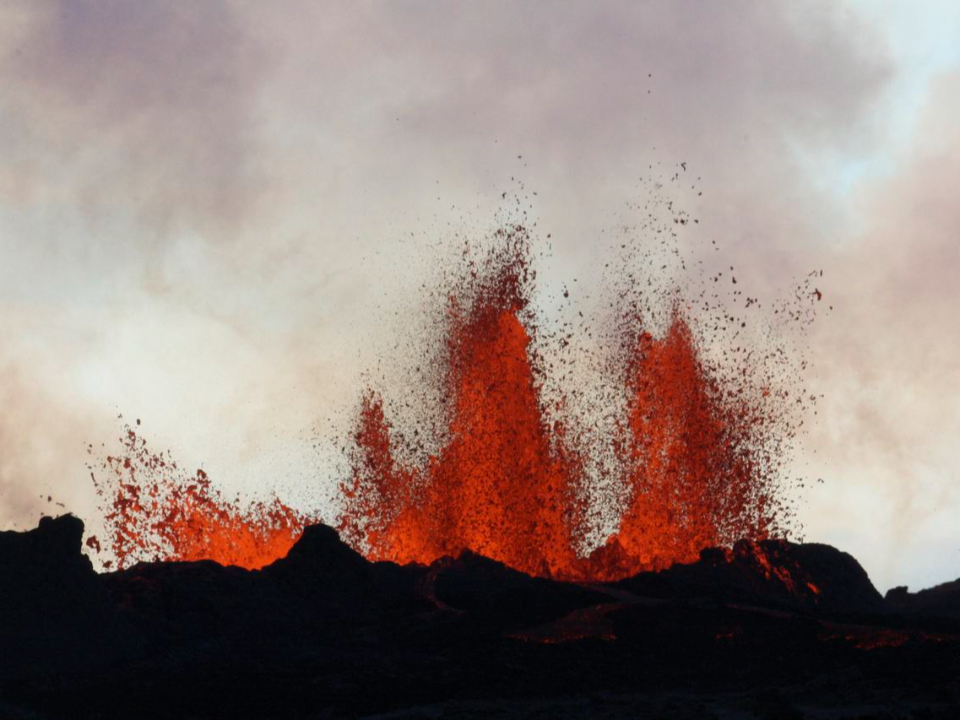 休眠900年火山爆發 染紅冰島