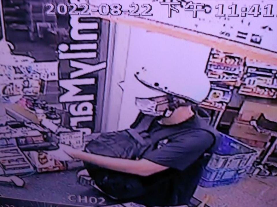 台南殺警兇嫌再度犯案！新營持槍搶超商 