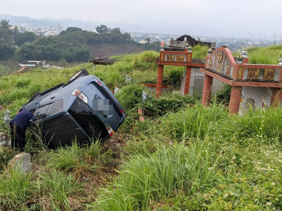 悚！休旅車行經公墓翻車 墓碑撐住駕駛嚇壞