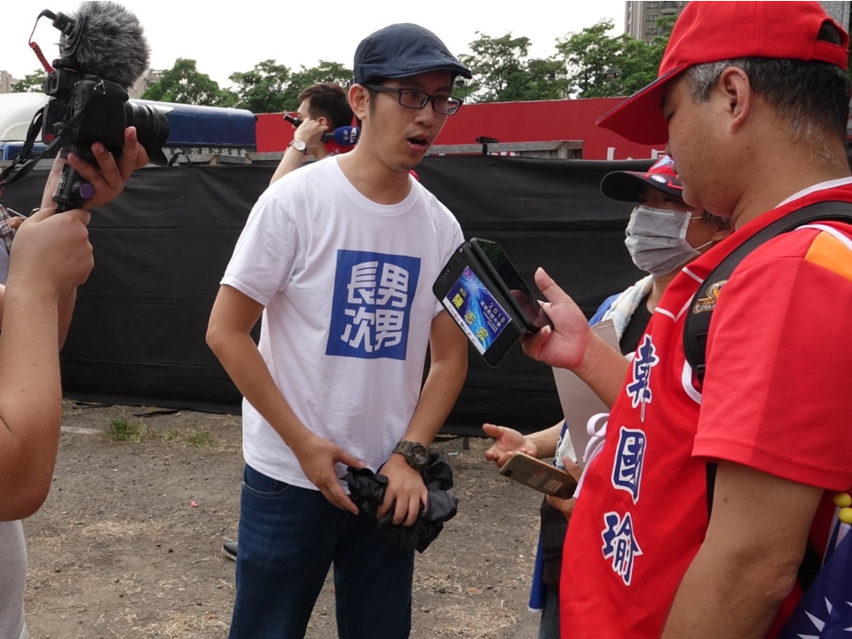 「長男次男」凱道街訪遭控造假 短髮正妹回應了