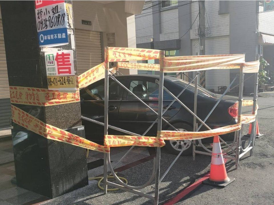 停好停滿！違停家門口 屋主祭鷹架制裁