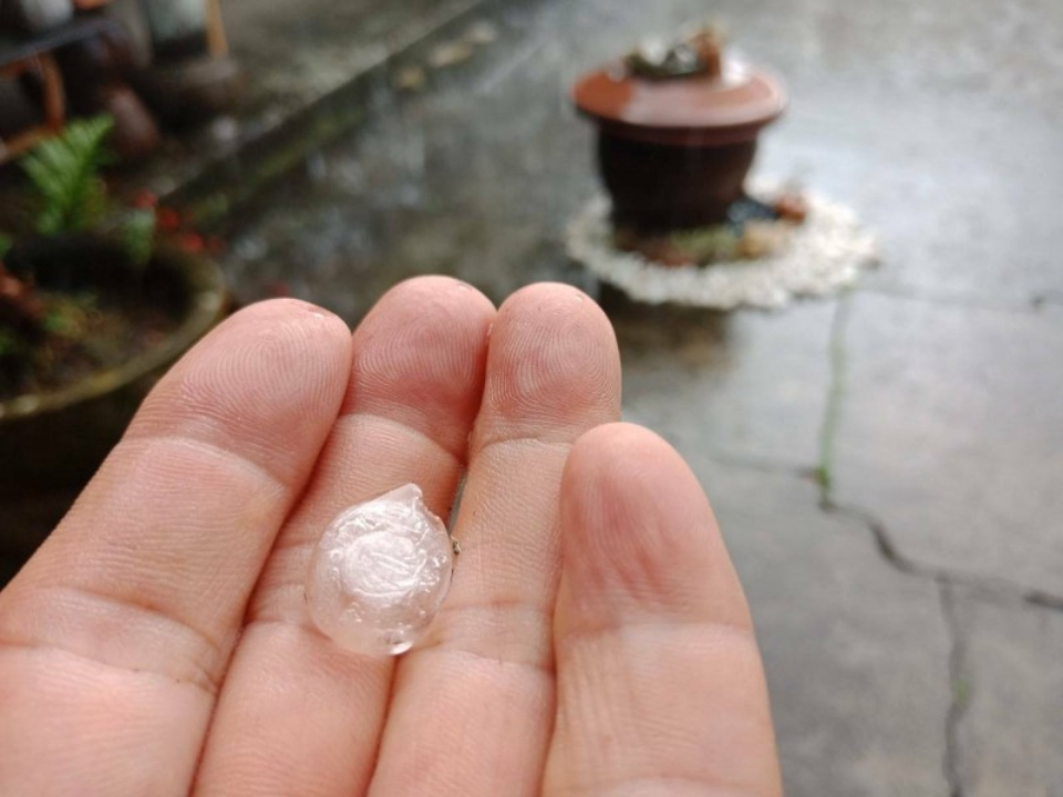 春雷一聲響大雨嘩啦啦！對流旺盛出現冰雹隨雨水而下