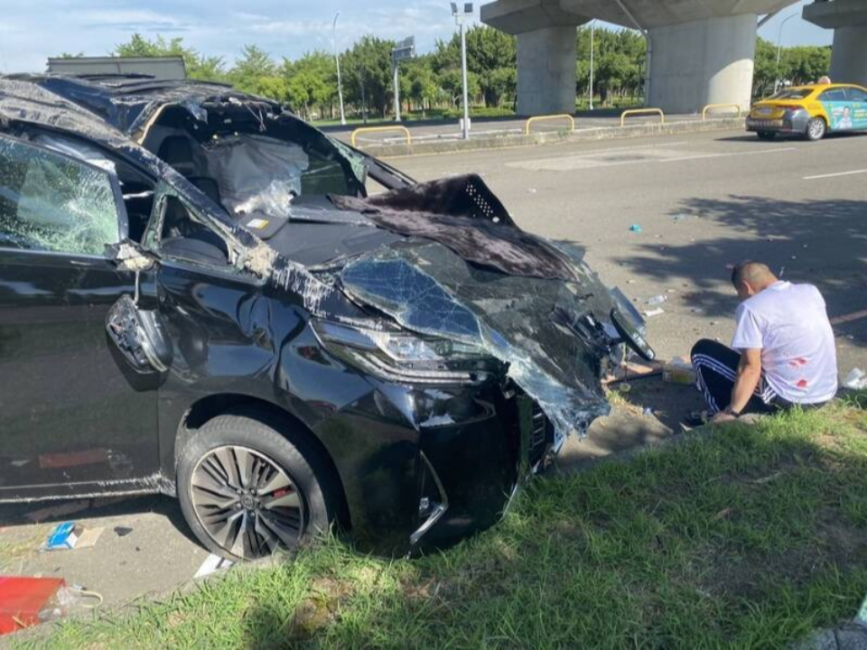 座車撞成廢鐵！立委蔡易餘驚傳出車禍 緊急送醫