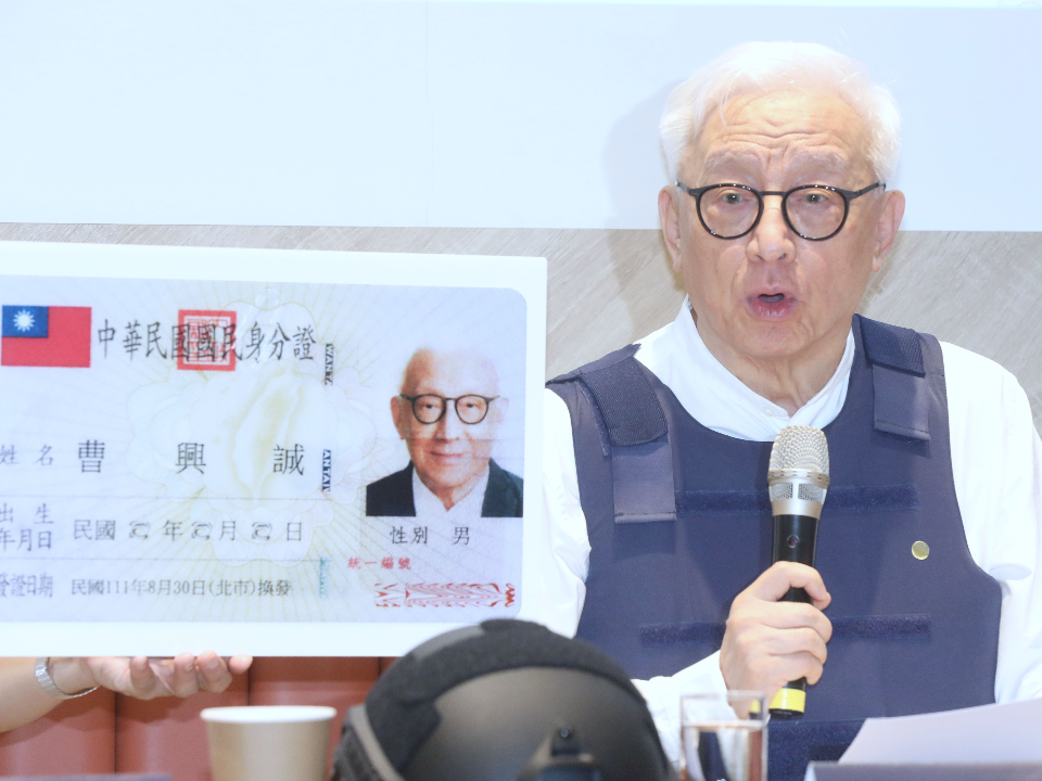 曹興誠開記者會 槓上中天記者