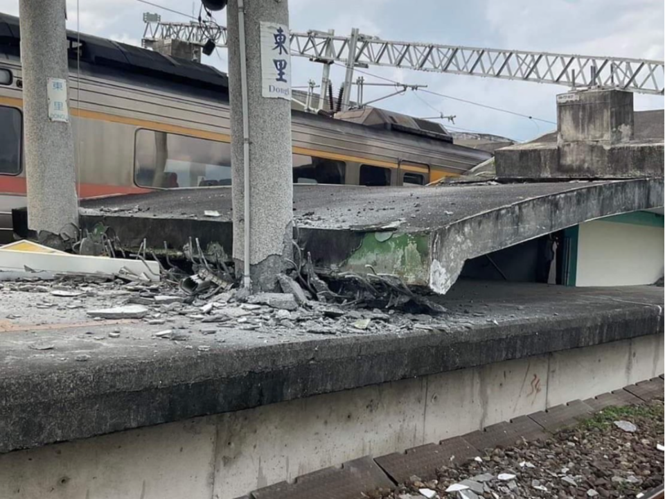 強震狂搖！花東線東里站月台崩坍「壓到自強號」