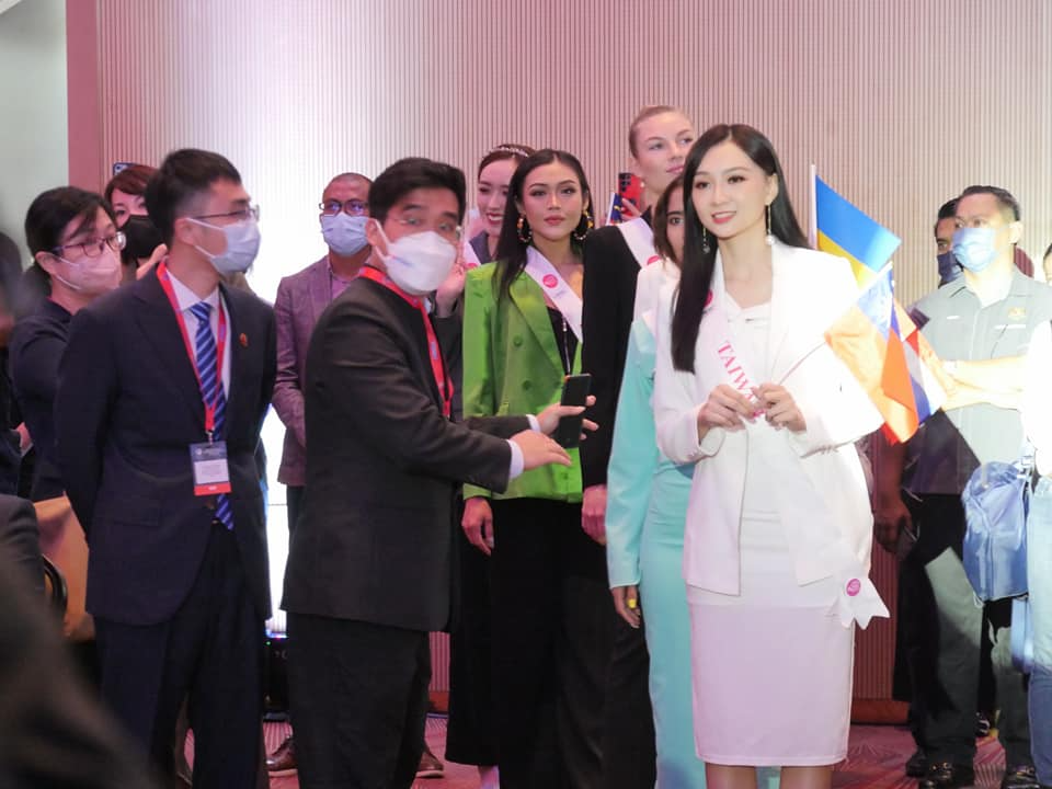 欺人太甚！拿國旗上台遭攔 台灣佳麗落淚