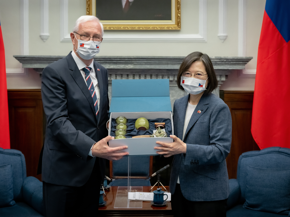 捷克訪團當面請託蔡英文「希望開通台北、布拉格直航班機」