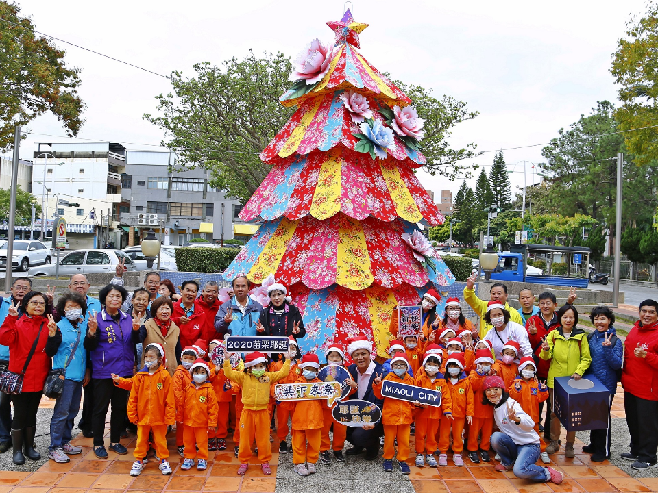 全台唯一 客家花布耶誕樹苗栗市登場