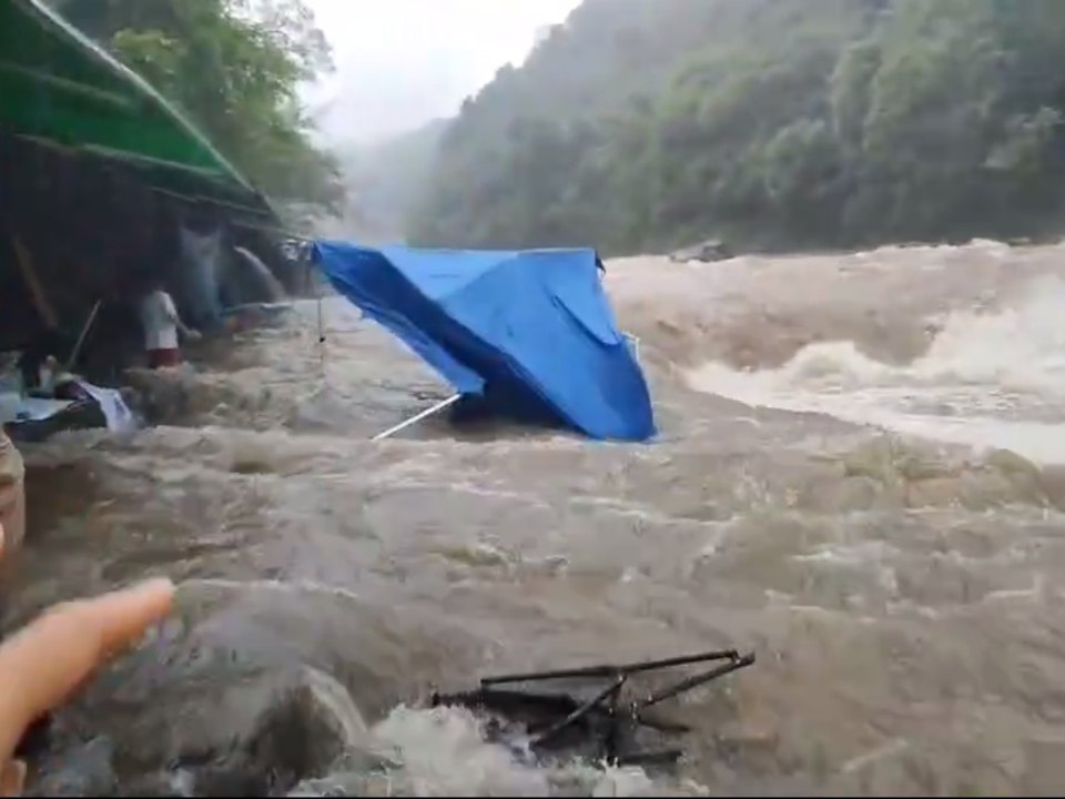 大豹溪鴛鴦谷遇梅花颱 烤肉民眾趕撤離