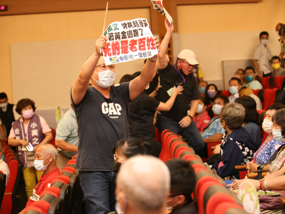 距離不到10公尺！蔡英文宣講被統促黨鬧場