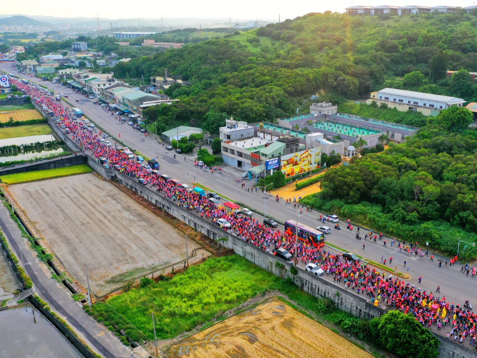 白沙屯媽祖凌晨起駕 地表最大的移動長城正式展開