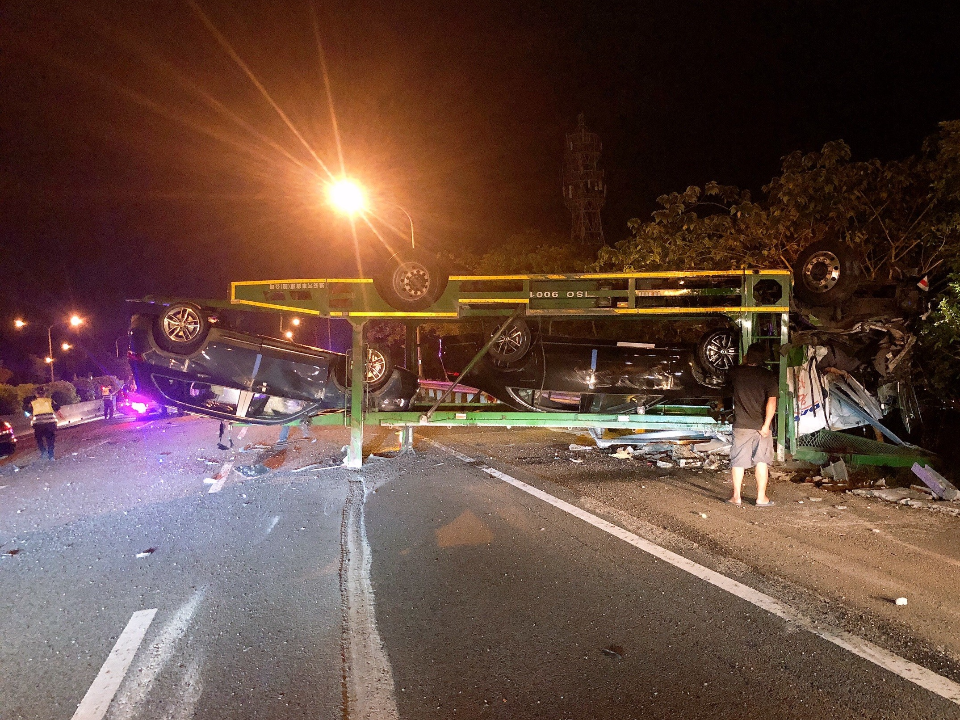 竹東段北上大貨車撞自小客 駕駛夾困車頭命危1死5傷 