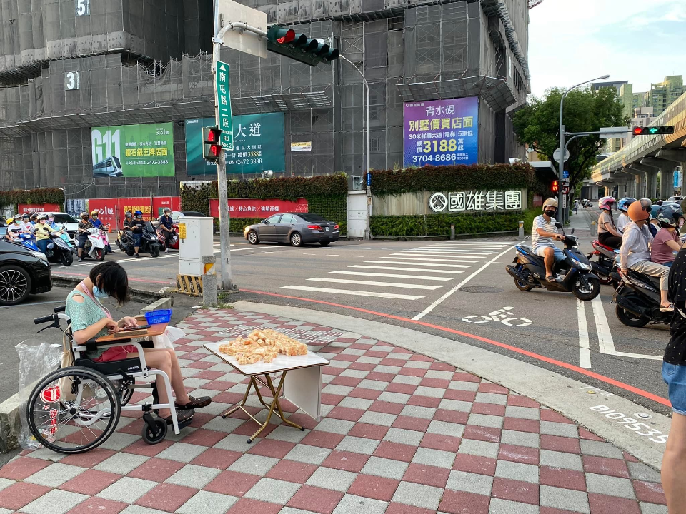 一個10元！台中腦麻女賣沙琪瑪 網喊：讓她早點回家