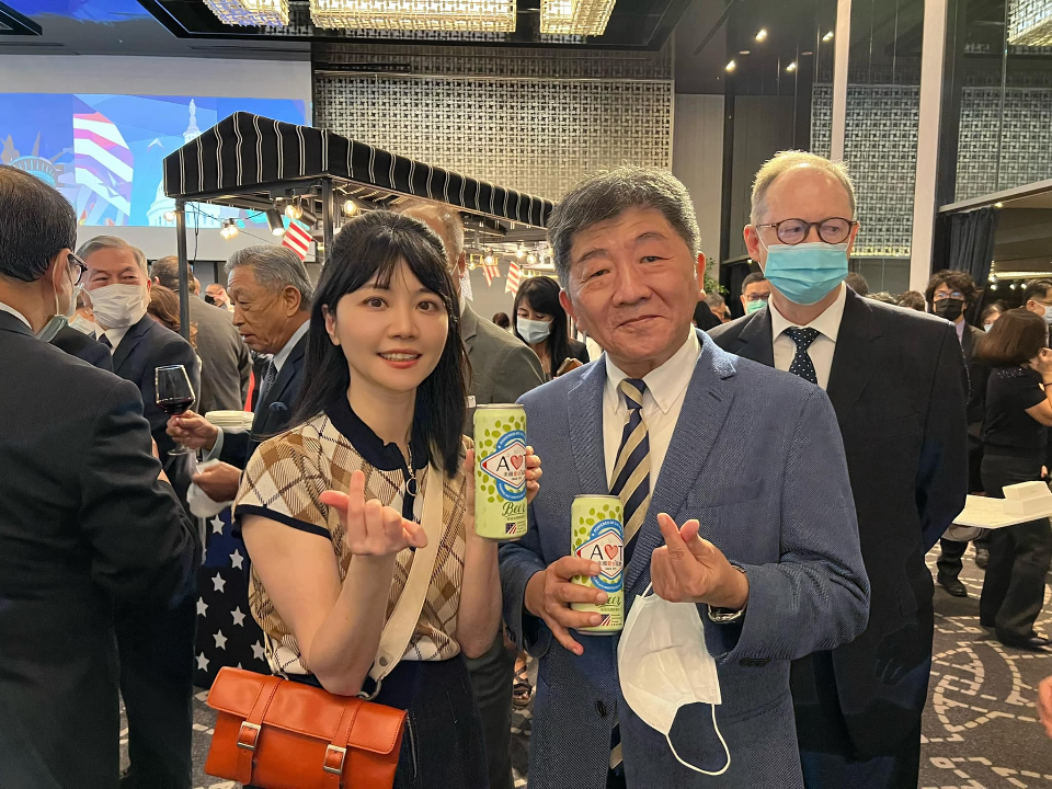 秀「國防武器」實力？AIT高歌　高嘉瑜婉拒：怕火力太強