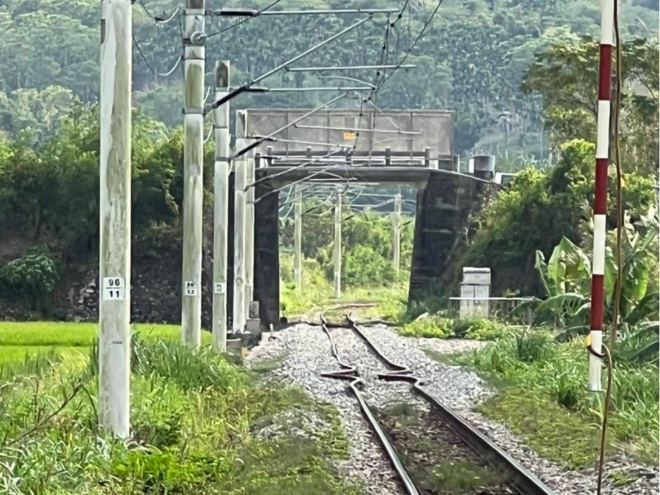 台鐵「鐵軌嚴重扭曲」驚悚畫面曝