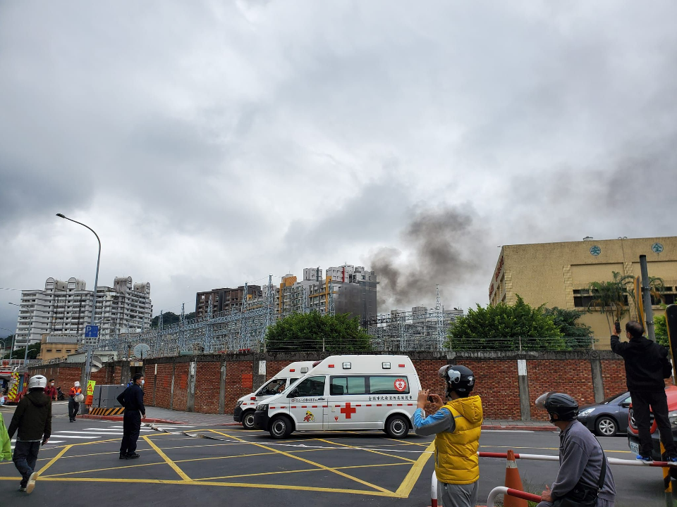 萬隆變電所爆炸30萬戶停電 台電怨：居民意見很多