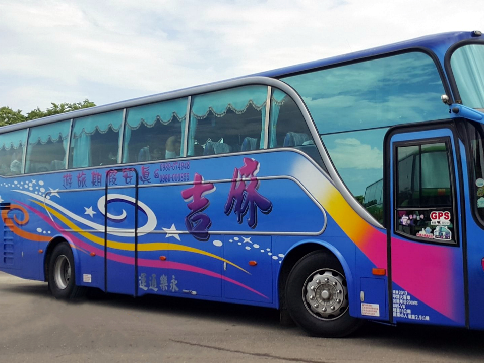 本土疫情狂燒！三劑令公布團客退光 遊覽車業者中箭倒地