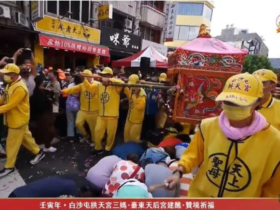 廖老大飲料店鋪紅毯！員工嘴秋「不信你不來」白沙屯媽直接繞過