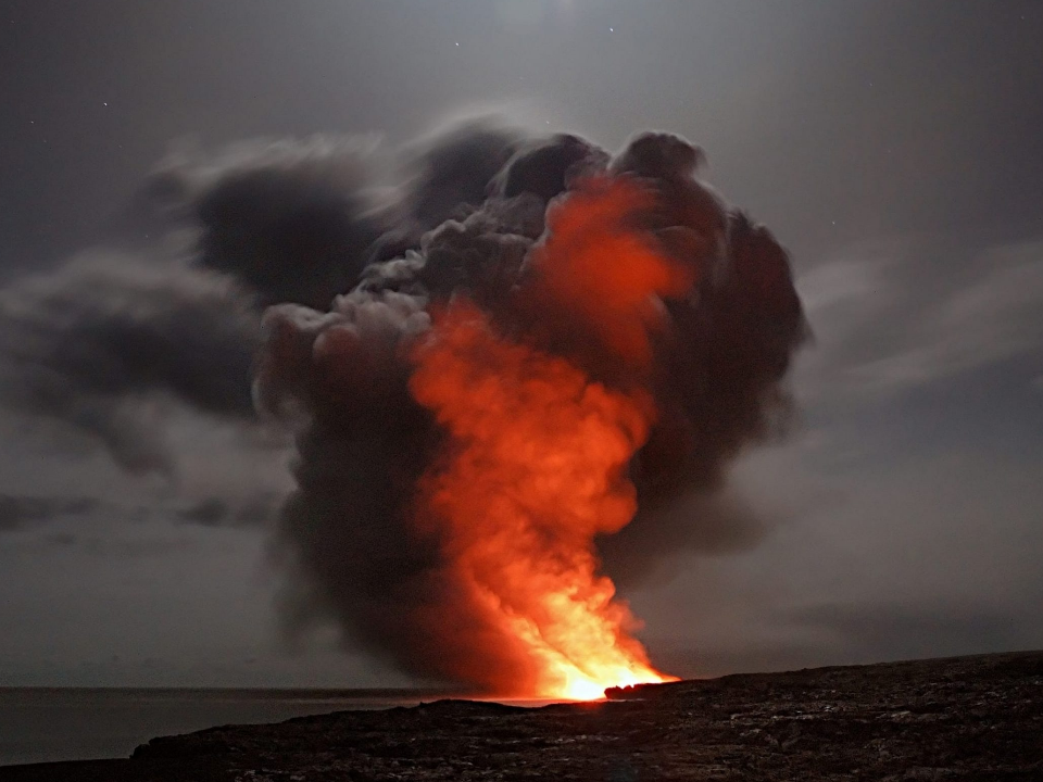 巴紐火山噴發 噴煙高達海拔1萬5000公尺