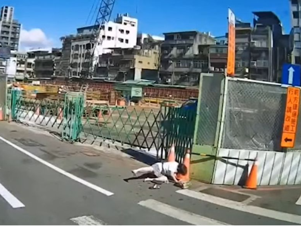 桃園貨車「逼退行人阿嬤」影片瘋傳紅到日本