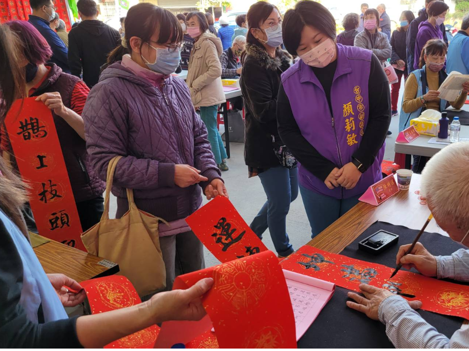 新春揮毫贈春聯反應熱烈 顏莉敏用書法和鄉親結緣