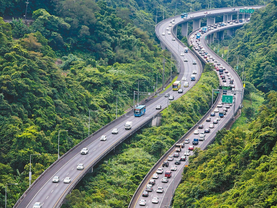 創紀錄！國5狂塞26小時  中午過後還有車潮要上路