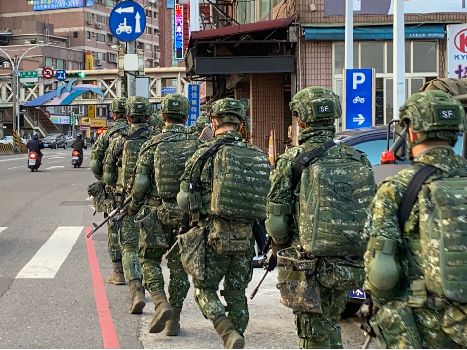 行軍500公里「武裝部隊持槍狂奔」 模擬對抗現蹤淡水街頭