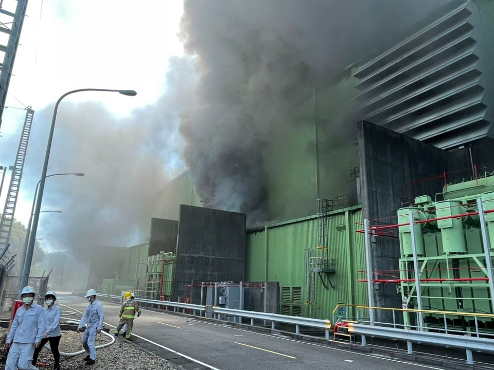 關西鎮新桃電廠大火！濃煙竄天18消防車灌救