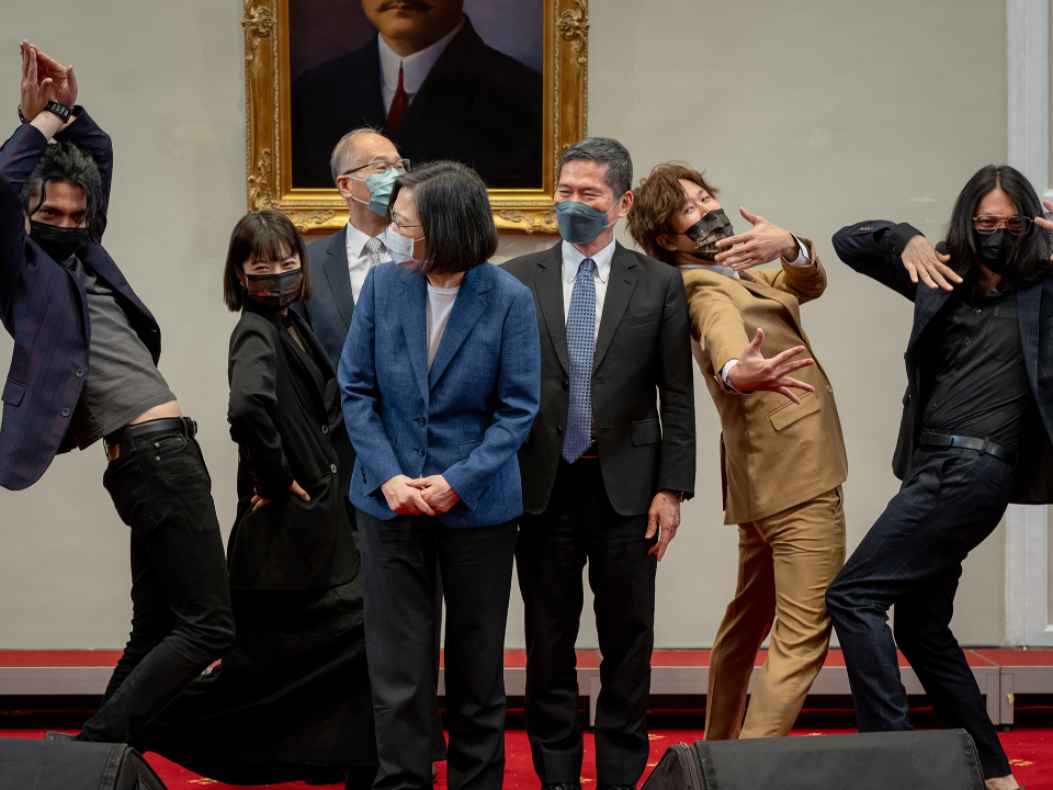 總統府接見葛萊美得獎團隊！蔡英文一臉吃驚