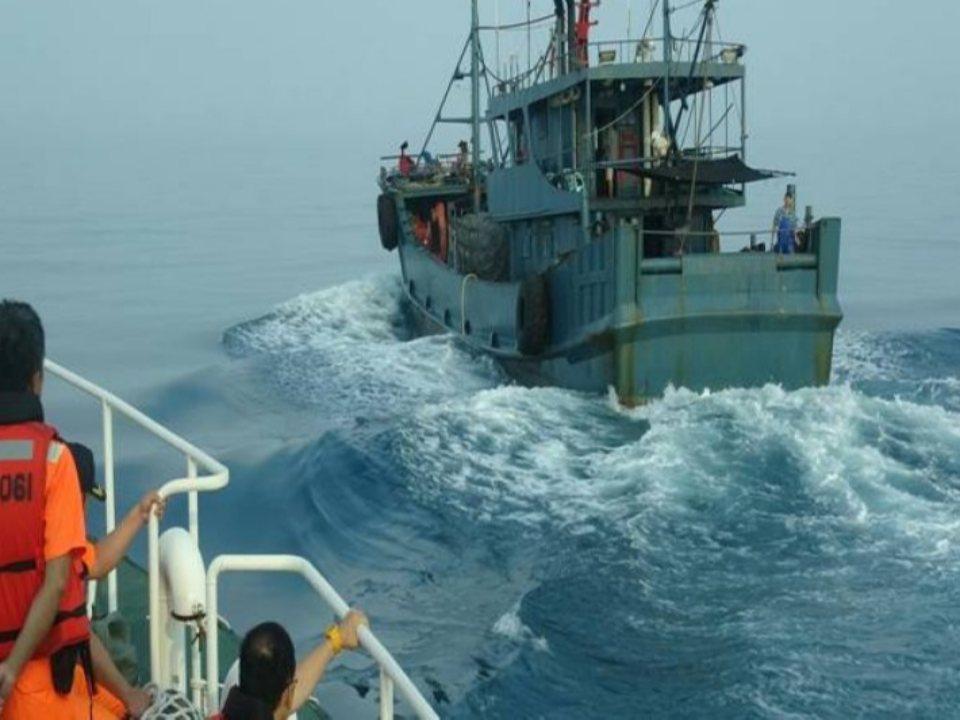 動機不明！陸鐵殼船闖綠島、蘭嶼海域 台灣海巡驅離