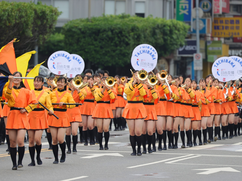 國慶亮點「橘色惡魔」曬青春