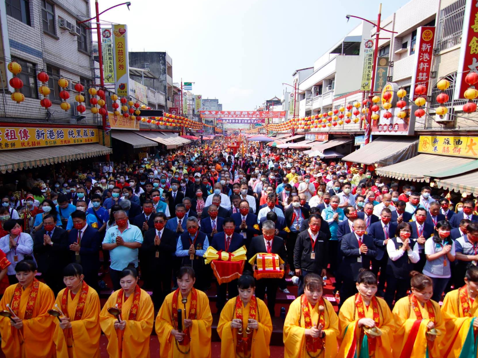 大甲媽祝壽大典萬人空巷！12頭神豬獻祭 信眾跪祈解旱疫情