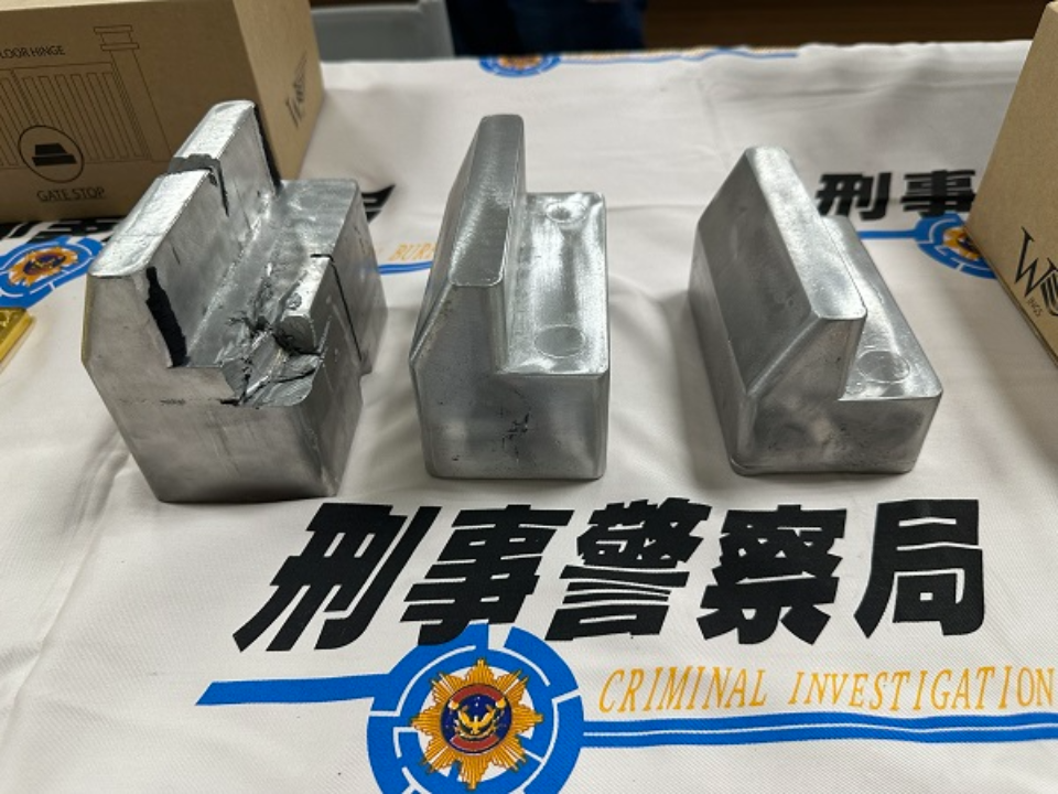 鉛塊包黃金走私出境 詐團騙6億警追回7700萬