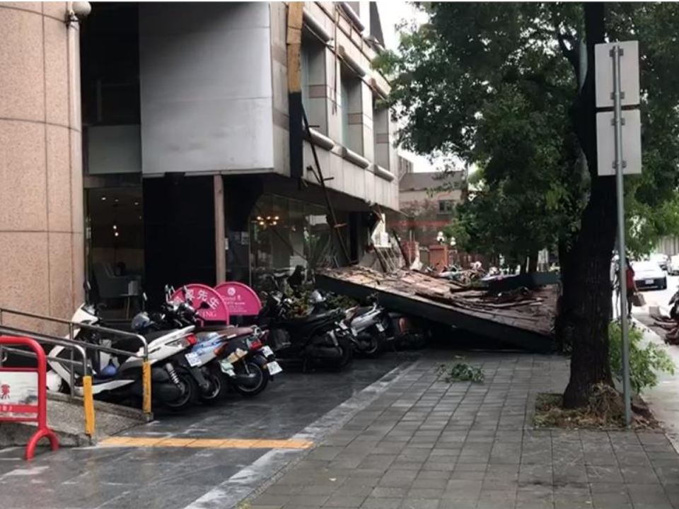 哈格比「挾狂風豪雨」巨大看板掉落 砸22機車