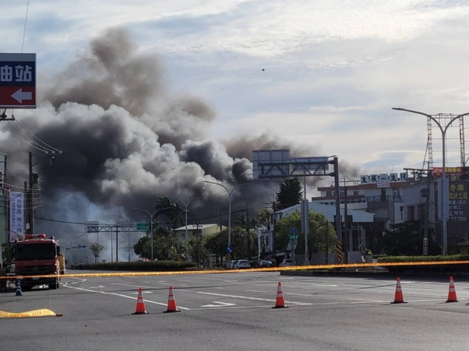 甲笨外洩！台南生達製藥今晨大火 爆炸聲不斷增援百名警消