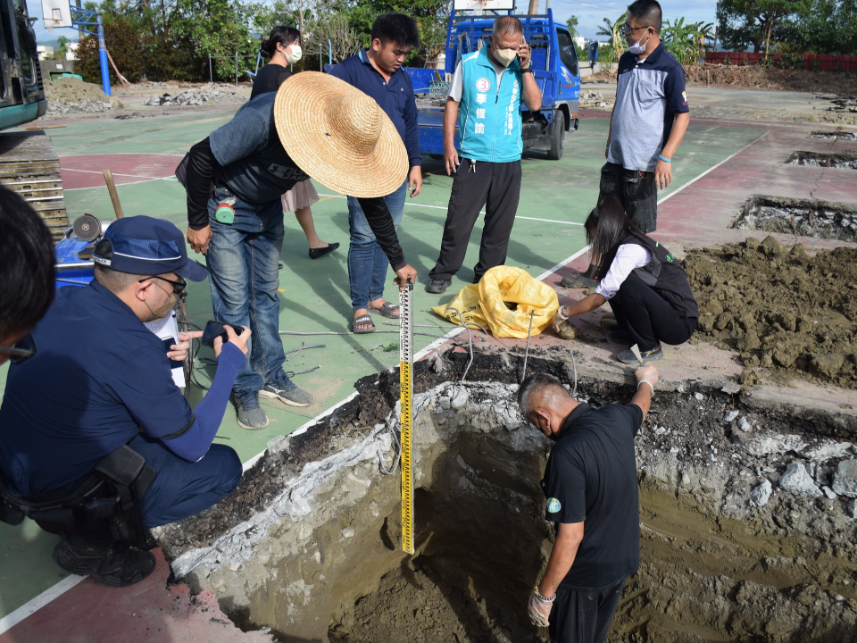 至少埋27年！ 國中校園整建球場挖出白骨